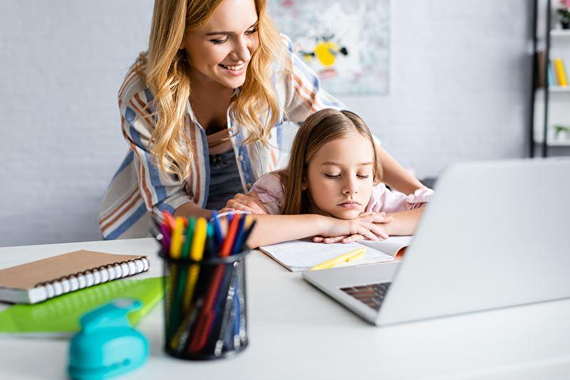 Mädchen und Mutter am Laptop beim Lernen